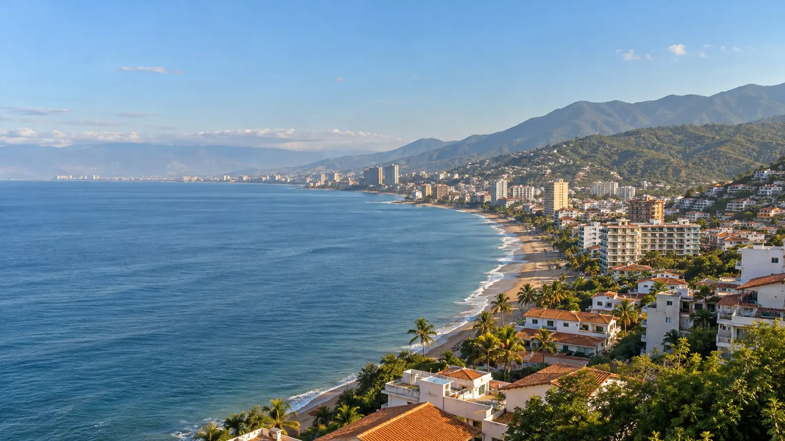La costa de Puerto Vallarta vista desde el mar, con la playa, los edificios y los cerros