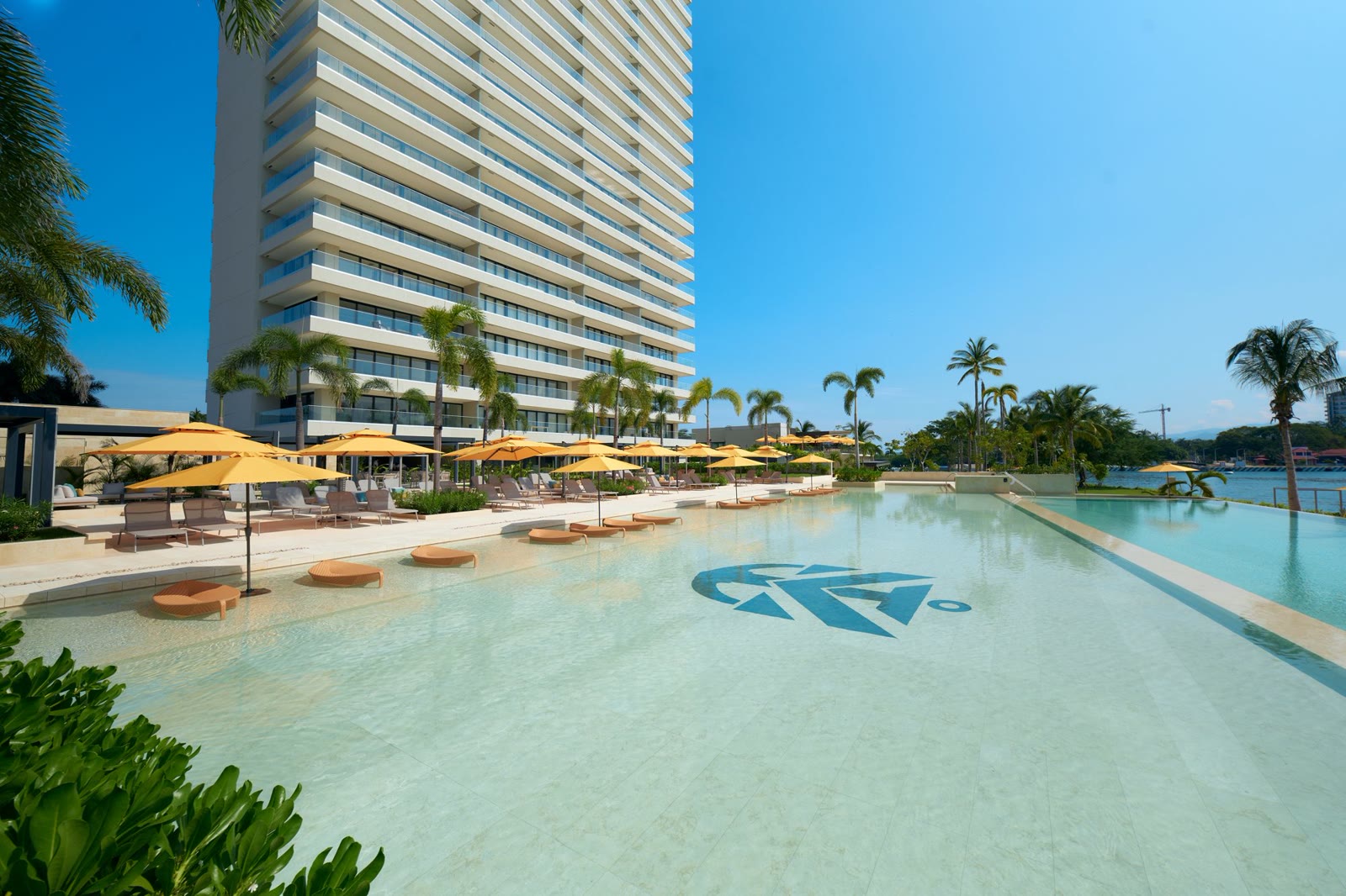 Torre de Marina Towers con alberca y sombrillas, Marina Vallarta