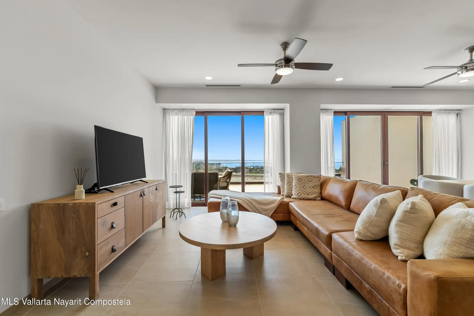Living room of Alamar Cabo 101, with a sofa and a sea view