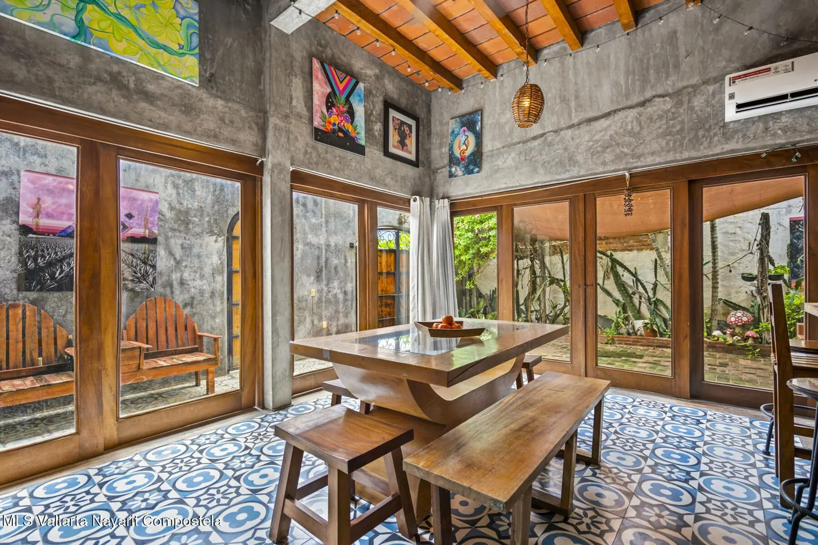 Kitchen of Casa Cósmica, with wood cabinets and a brick ceiling.