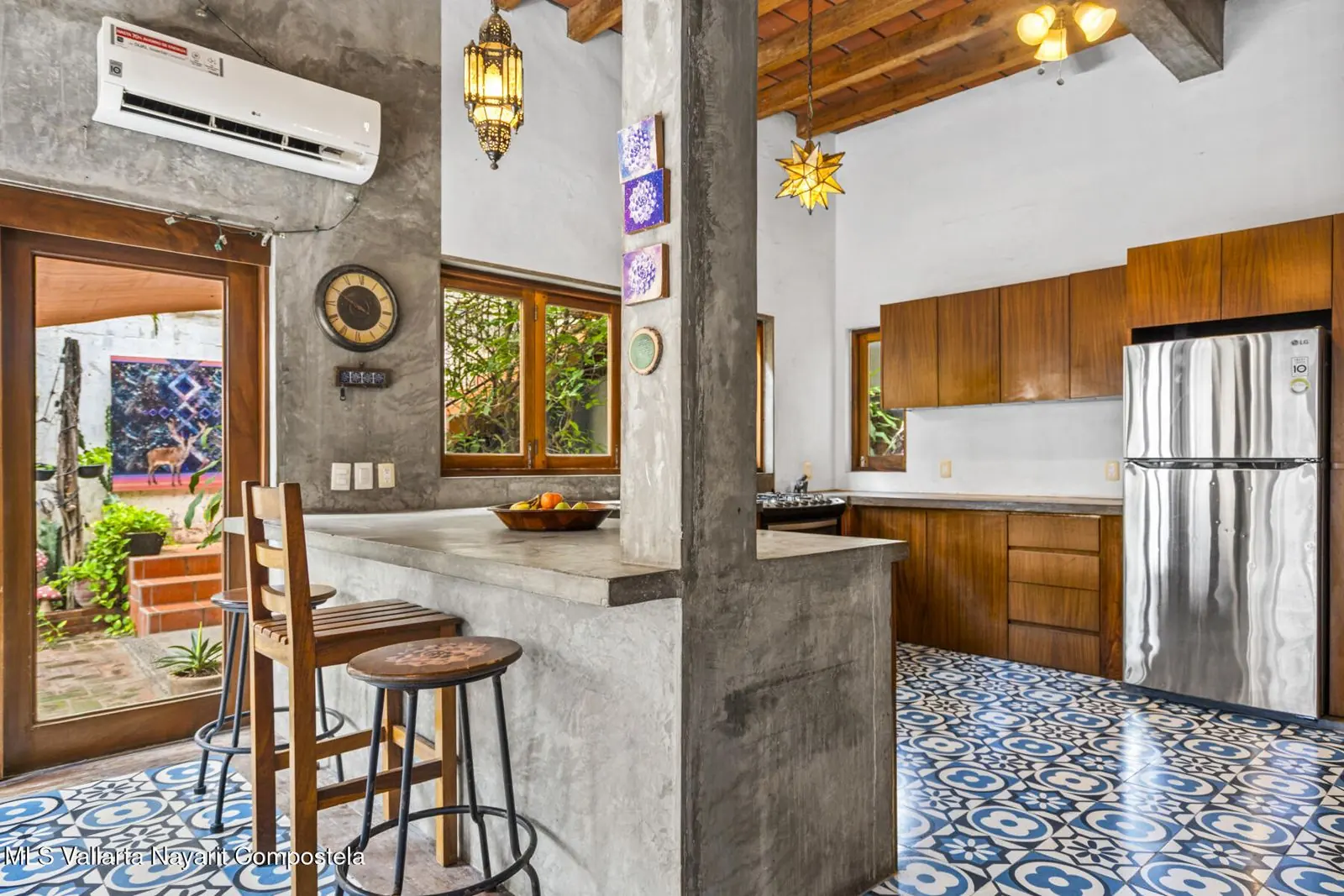Bathroom of Casa Cósmica, with a turquoise tile wall and a skylight.