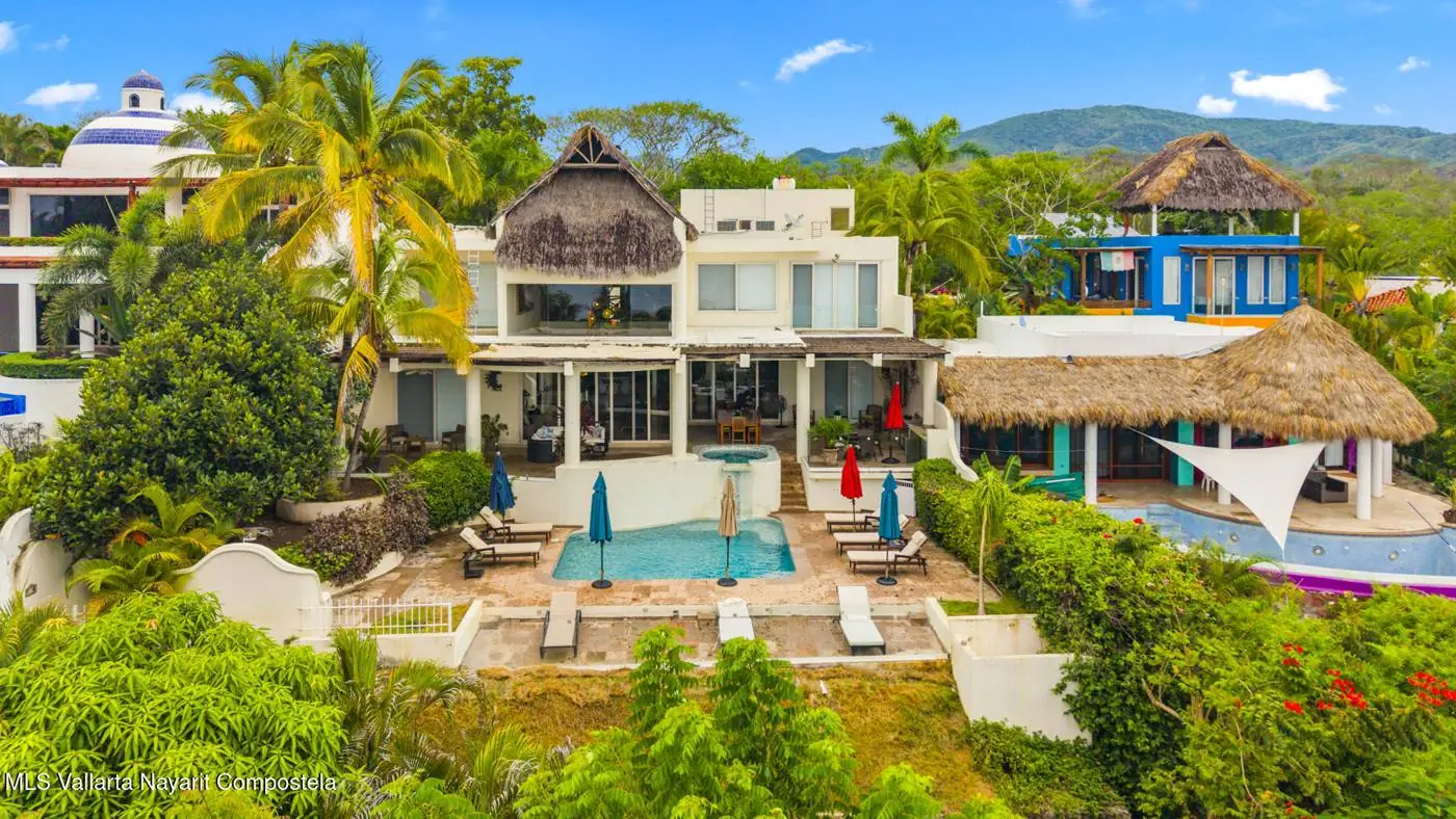 House with pool and ocean view in Punta de Mita