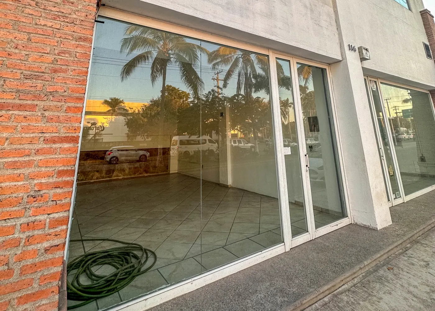 Street-level glass storefront at Palma Real 116-A